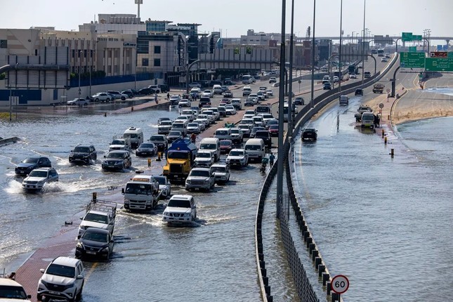 Thành phố sa mạc Dubai ‘đóng băng’ suốt cả tuần vì mưa lớn chưa từng thấy- Ảnh 1.