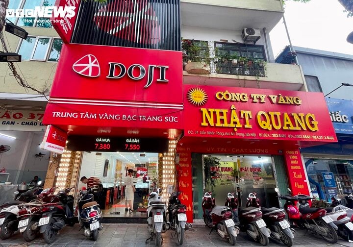 Thị trường Hà Nội trầm lắng trong ngày đấu thầu 16.800 lượng vàng- Ảnh 5.