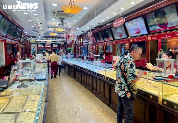 Thị trường Hà Nội trầm lắng trong ngày đấu thầu 16.800 lượng vàng- Ảnh 6.