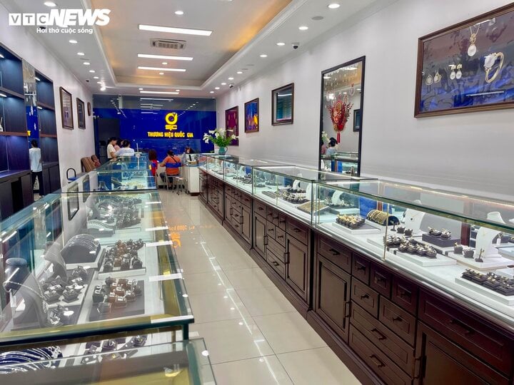 Thị trường Hà Nội trầm lắng trong ngày đấu thầu 16.800 lượng vàng- Ảnh 7.