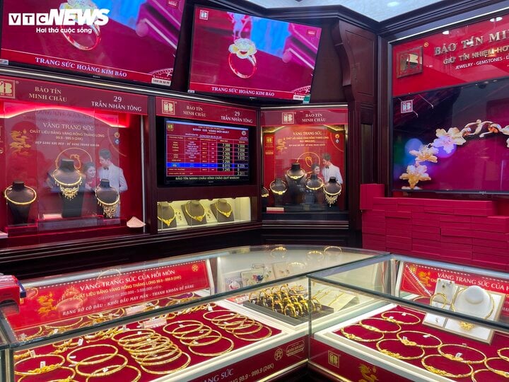 Thị trường Hà Nội trầm lắng trong ngày đấu thầu 16.800 lượng vàng- Ảnh 3.