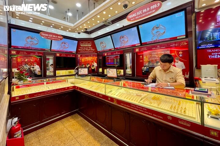Thị trường Hà Nội trầm lắng trong ngày đấu thầu 16.800 lượng vàng- Ảnh 4.
