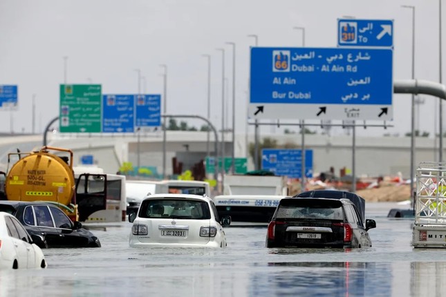 Thành phố sa mạc Dubai ‘đóng băng’ suốt cả tuần vì mưa lớn chưa từng thấy- Ảnh 3.