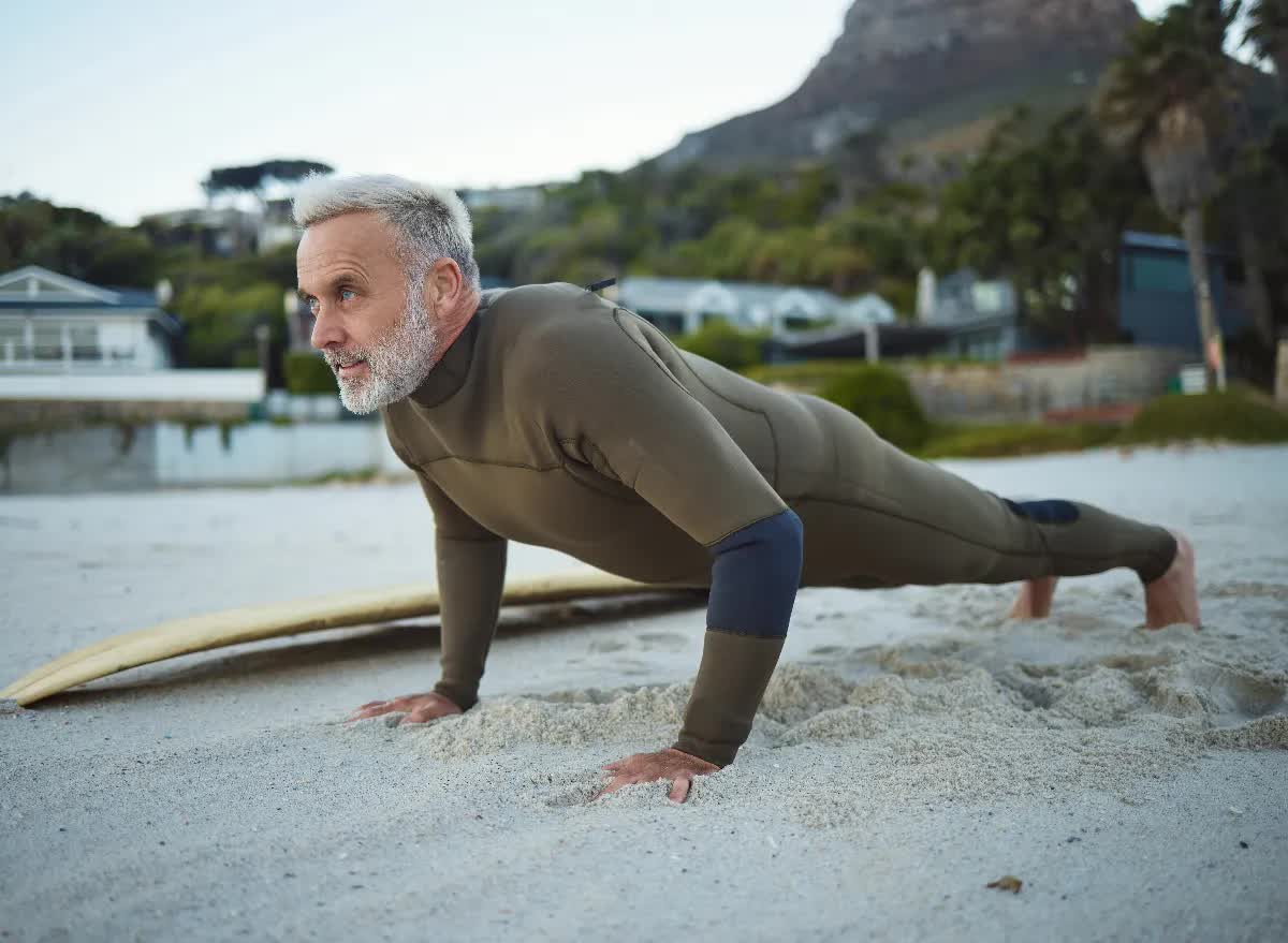 Sau 50 tuổi, nam giới tập 8 bài tập này sẽ giúp tăng cường sinh lực, kéo dài tuổi thọ- Ảnh 3.