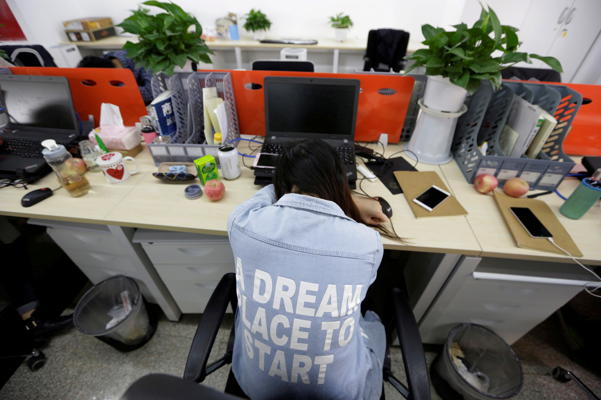 Được trả lương đến gần 2 tỷ đồng/năm nhưng nhân viên công nghệ Trung Quốc khốn khổ vì áp lực, về nhà lúc 6 giờ tối là 