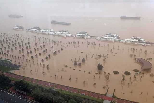 Ảnh, clip: Lũ lụt nghiêm trọng nhất trong 100 năm đổ bộ Trung Quốc, ảnh từ trên cao tiết lộ hiện trường kinh hoàng- Ảnh 2.