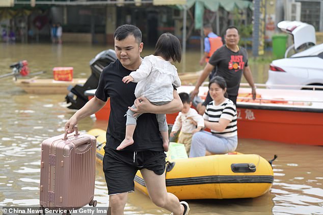 Ảnh, clip: Lũ lụt nghiêm trọng nhất trong 100 năm đổ bộ Trung Quốc, ảnh từ trên cao tiết lộ hiện trường kinh hoàng- Ảnh 7.