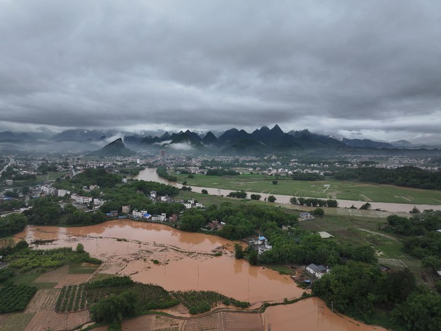 Ảnh, clip: Lũ lụt nghiêm trọng nhất trong 100 năm đổ bộ Trung Quốc, ảnh từ trên cao tiết lộ hiện trường kinh hoàng- Ảnh 3.