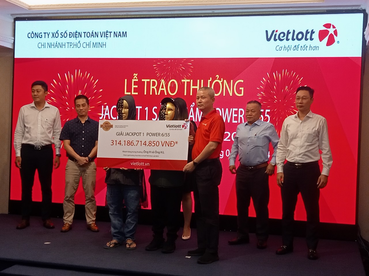 Hai người đến từ TP HCM cùng nhận giải Jackpot 1 trị giá 314 tỉ đồng của Vietlott- Ảnh 1.