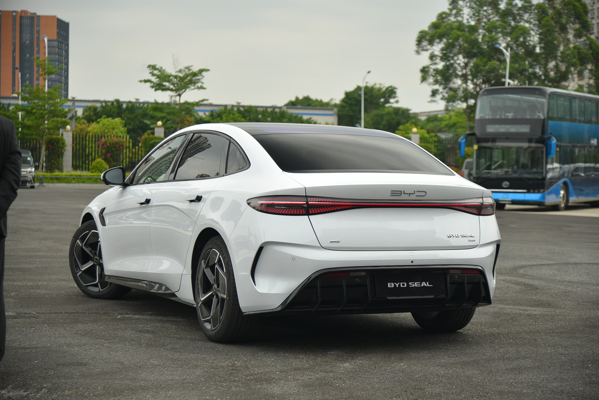 BYD Seal sắp về Việt Nam, bộ ảnh thực tế này cho thấy mẫu sedan ngang cỡ Camry này có gì 'hot' để chờ đợi- Ảnh 2.