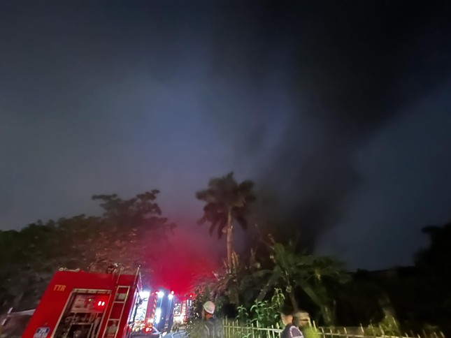 Cháy lớn tại nhà xưởng ở Thanh Trì, nhiều tiếng nổ lớn phát ra nghi do bình ga- Ảnh 1.