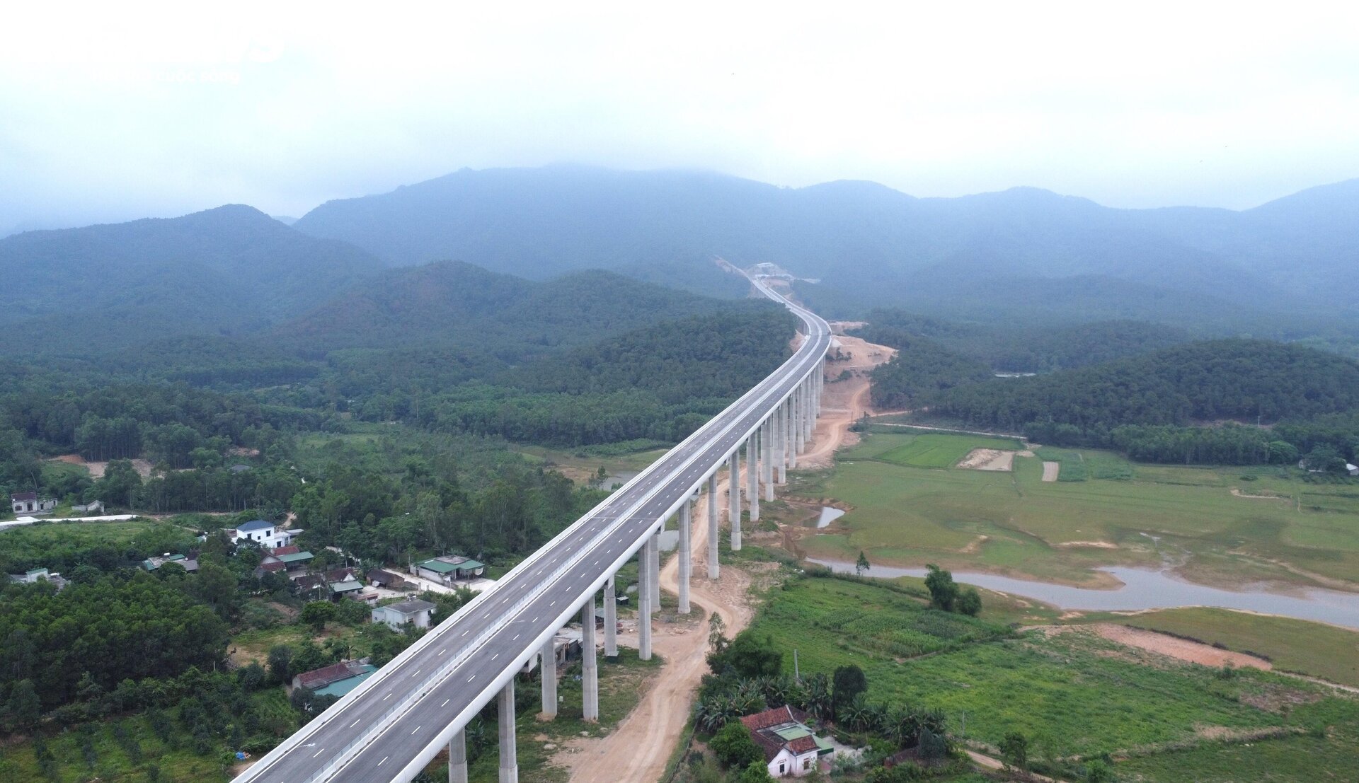 Cận cảnh cao tốc Bắc Nam đoạn Diễn Châu- Bãi Vọt trước ngày thông xe- Ảnh 1.