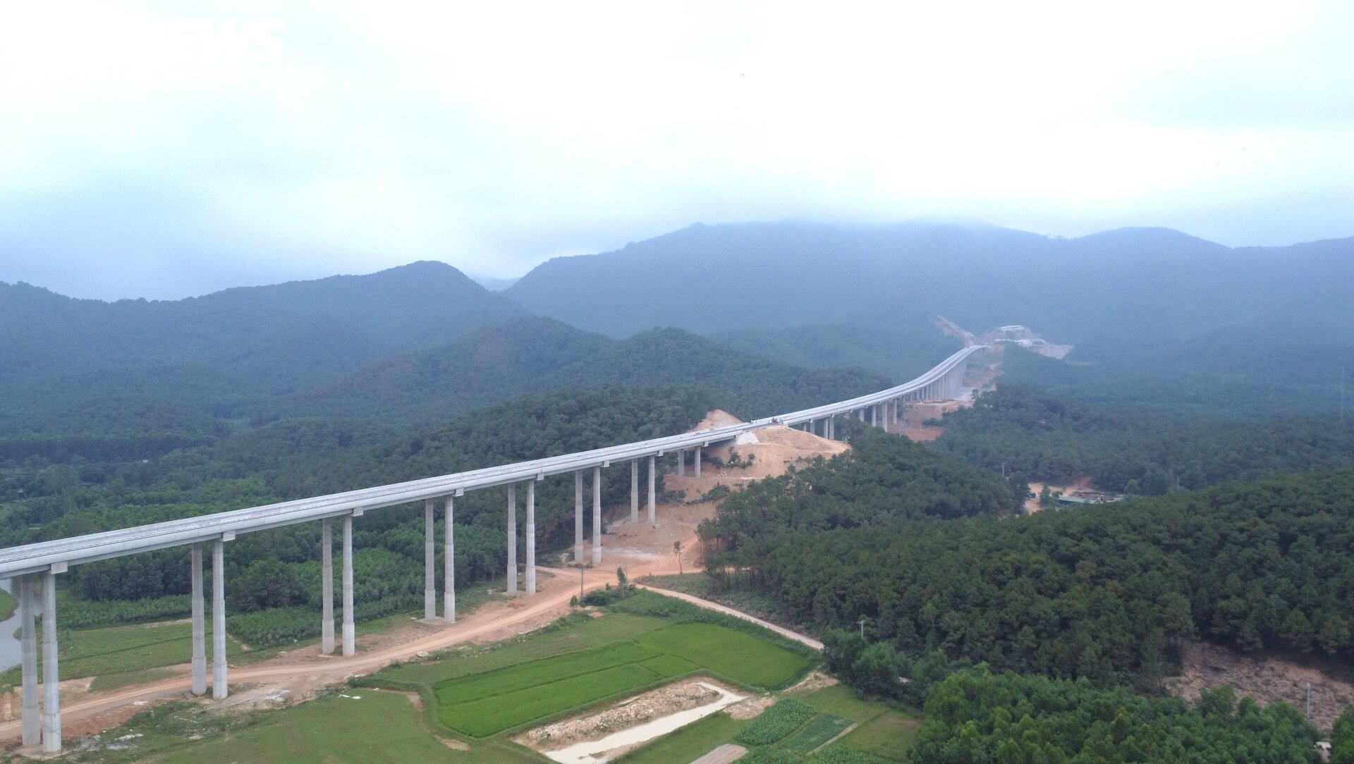 Cận cảnh cao tốc Bắc Nam đoạn Diễn Châu- Bãi Vọt trước ngày thông xe- Ảnh 2.