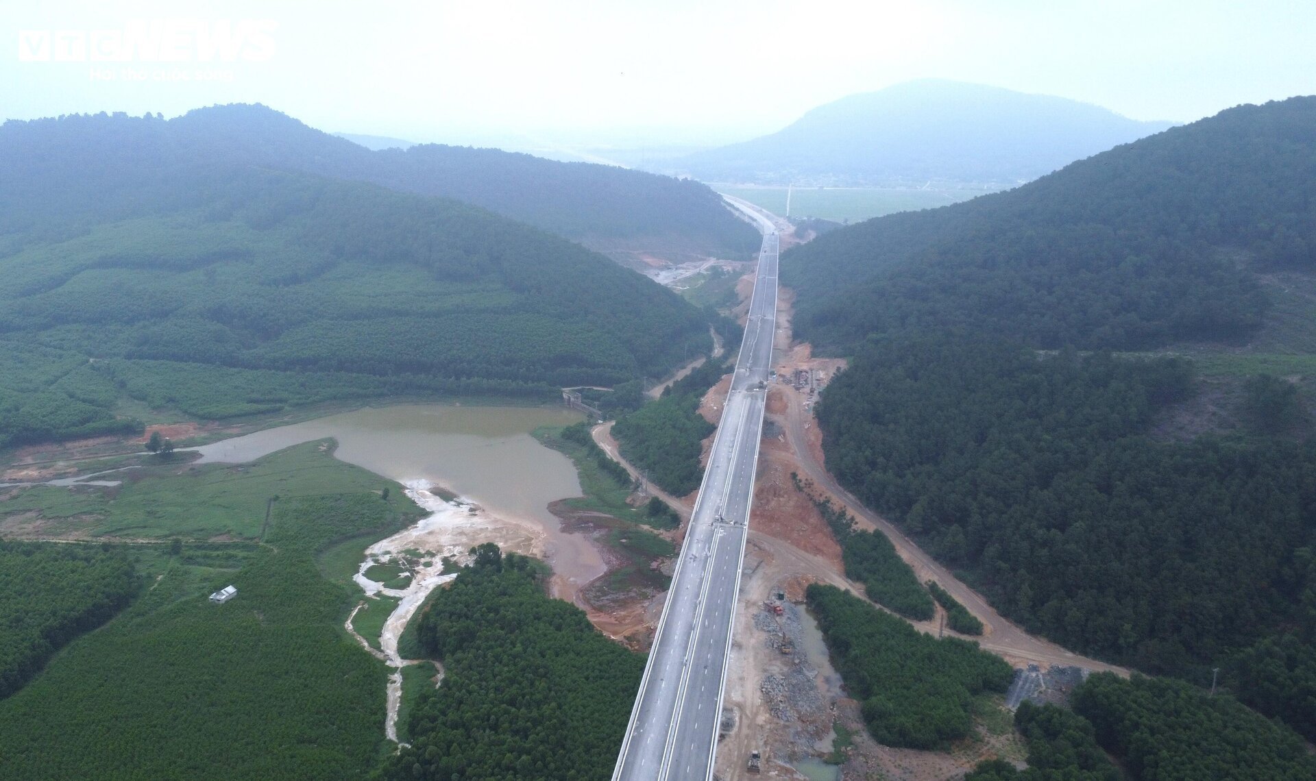 Cận cảnh cao tốc Bắc Nam đoạn Diễn Châu- Bãi Vọt trước ngày thông xe- Ảnh 18.