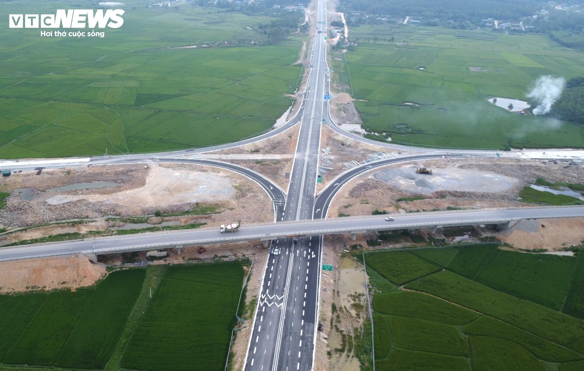Cận cảnh cao tốc Bắc Nam đoạn Diễn Châu- Bãi Vọt trước ngày thông xe- Ảnh 10.