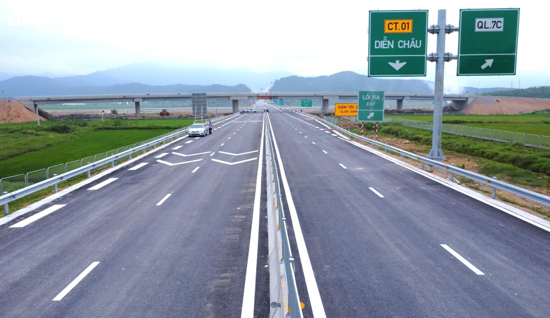 Cận cảnh cao tốc Bắc Nam đoạn Diễn Châu- Bãi Vọt trước ngày thông xe- Ảnh 3.