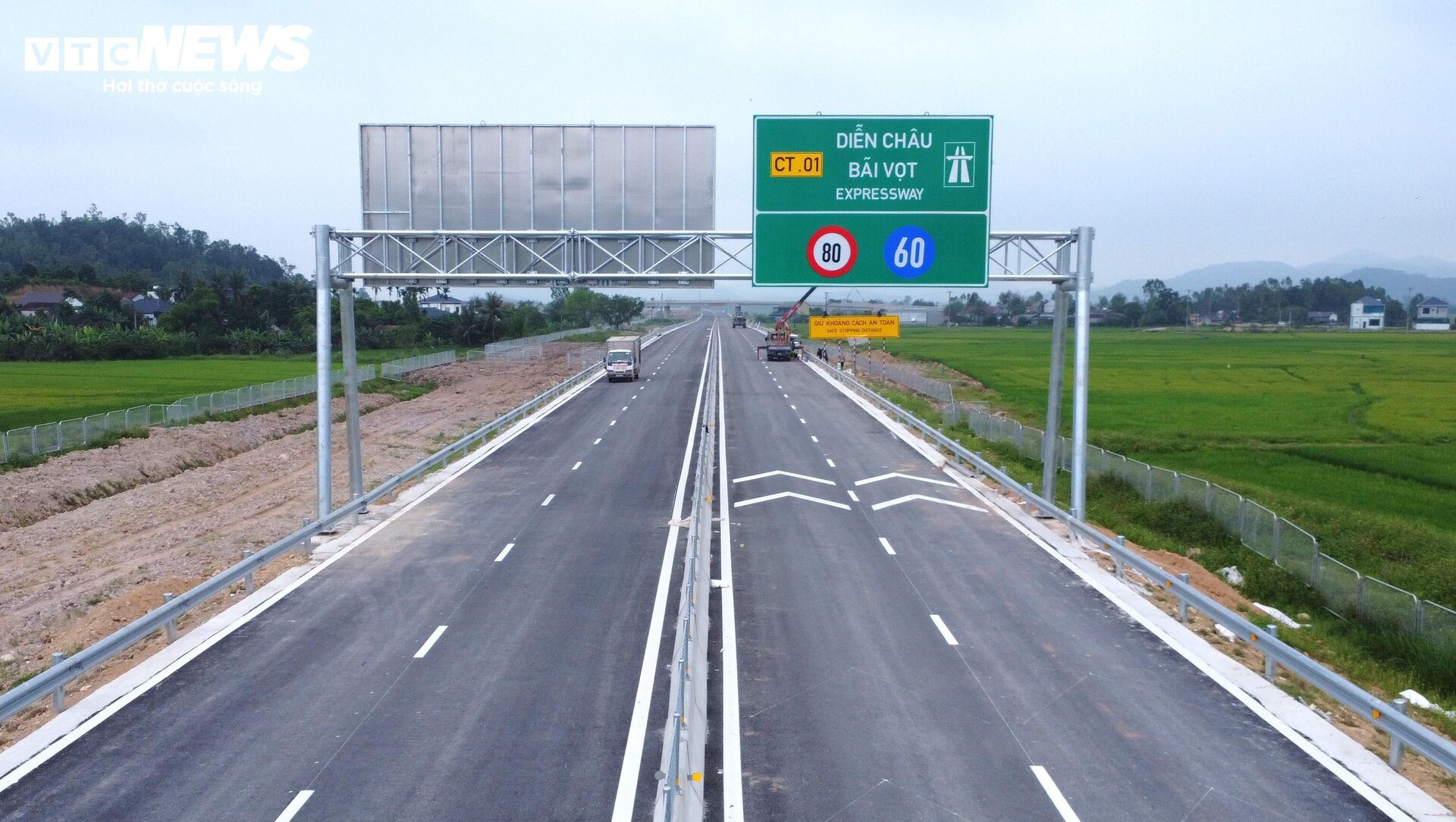 Cận cảnh cao tốc Bắc Nam đoạn Diễn Châu- Bãi Vọt trước ngày thông xe- Ảnh 11.