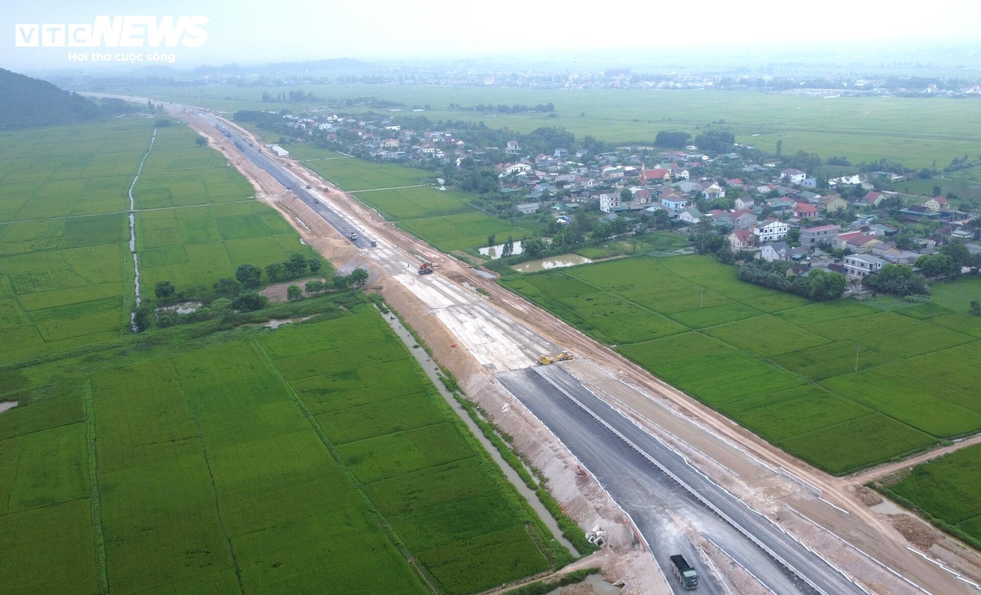 Cận cảnh cao tốc Bắc Nam đoạn Diễn Châu- Bãi Vọt trước ngày thông xe- Ảnh 12.