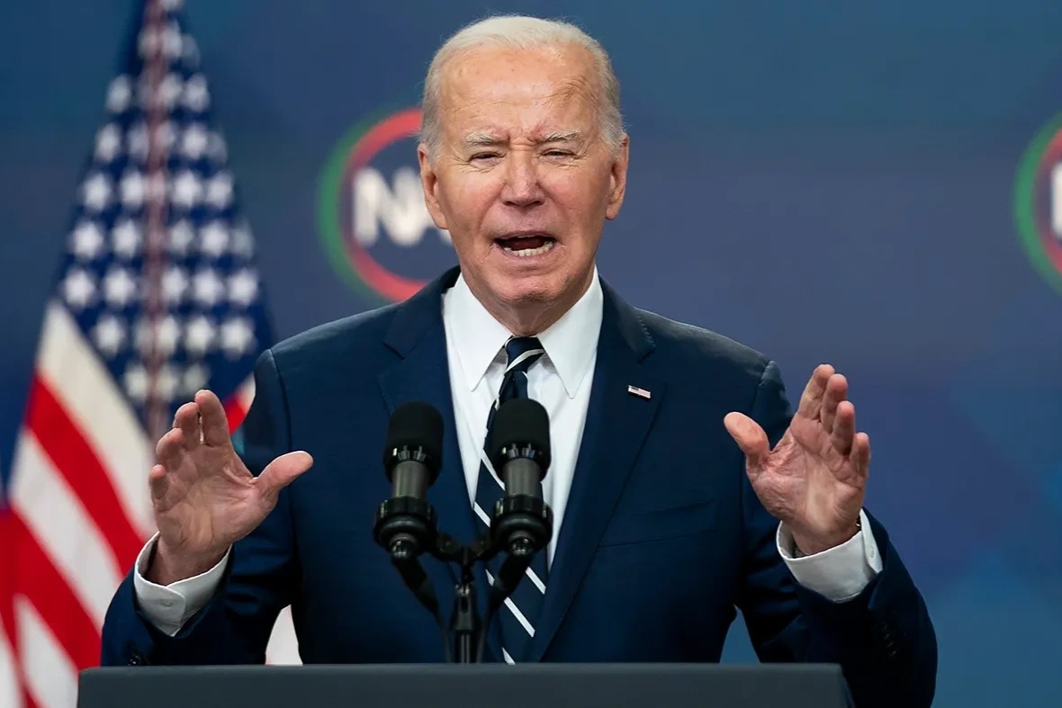 Tổng thống Mỹ Joe Biden ngày 24-4 ký thành luật gói viện trợ nước ngoài. Ảnh: Reuters