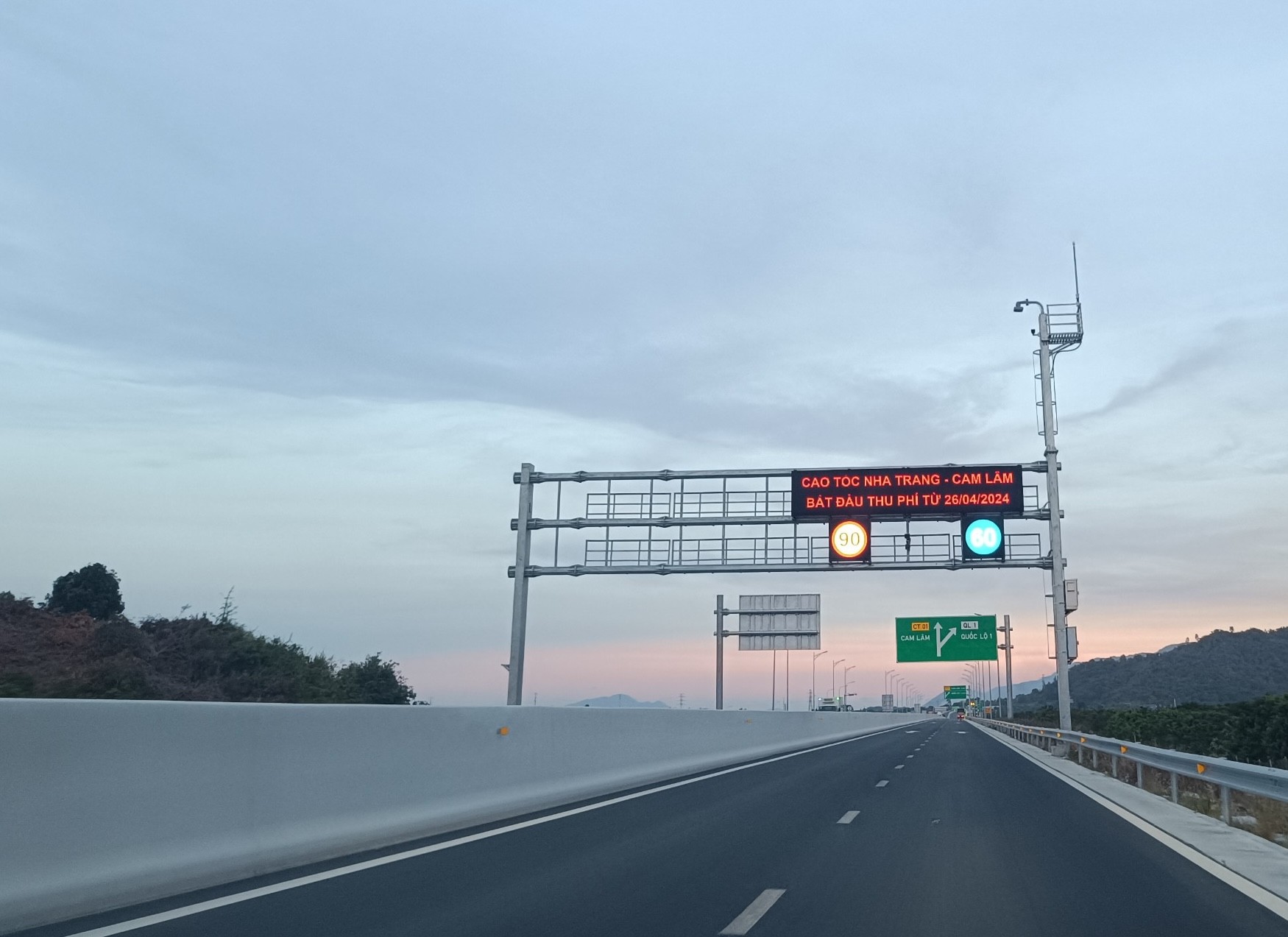 Cận cảnh cao tốc Nha Trang - Cam Lâm chính thức thu phí từ hôm nay- Ảnh 2.