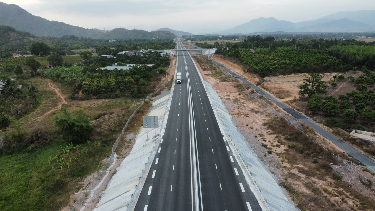 Cận cảnh cao tốc Nha Trang - Cam Lâm chính thức thu phí từ hôm nay- Ảnh 1.