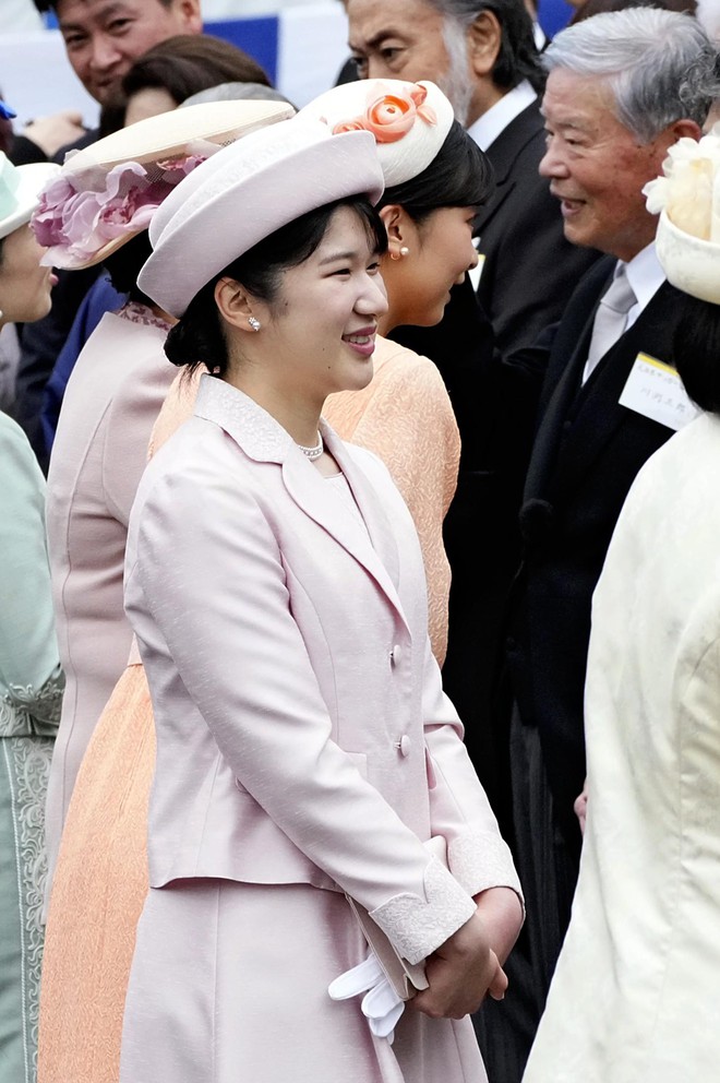 Hoàng gia Nhật Bản tổ chức tiệc mùa xuân: Hai công chúa tươi vui rạng rỡ chiếm trọn spotlight giữa sự kiện 1.400 người- Ảnh 6.
