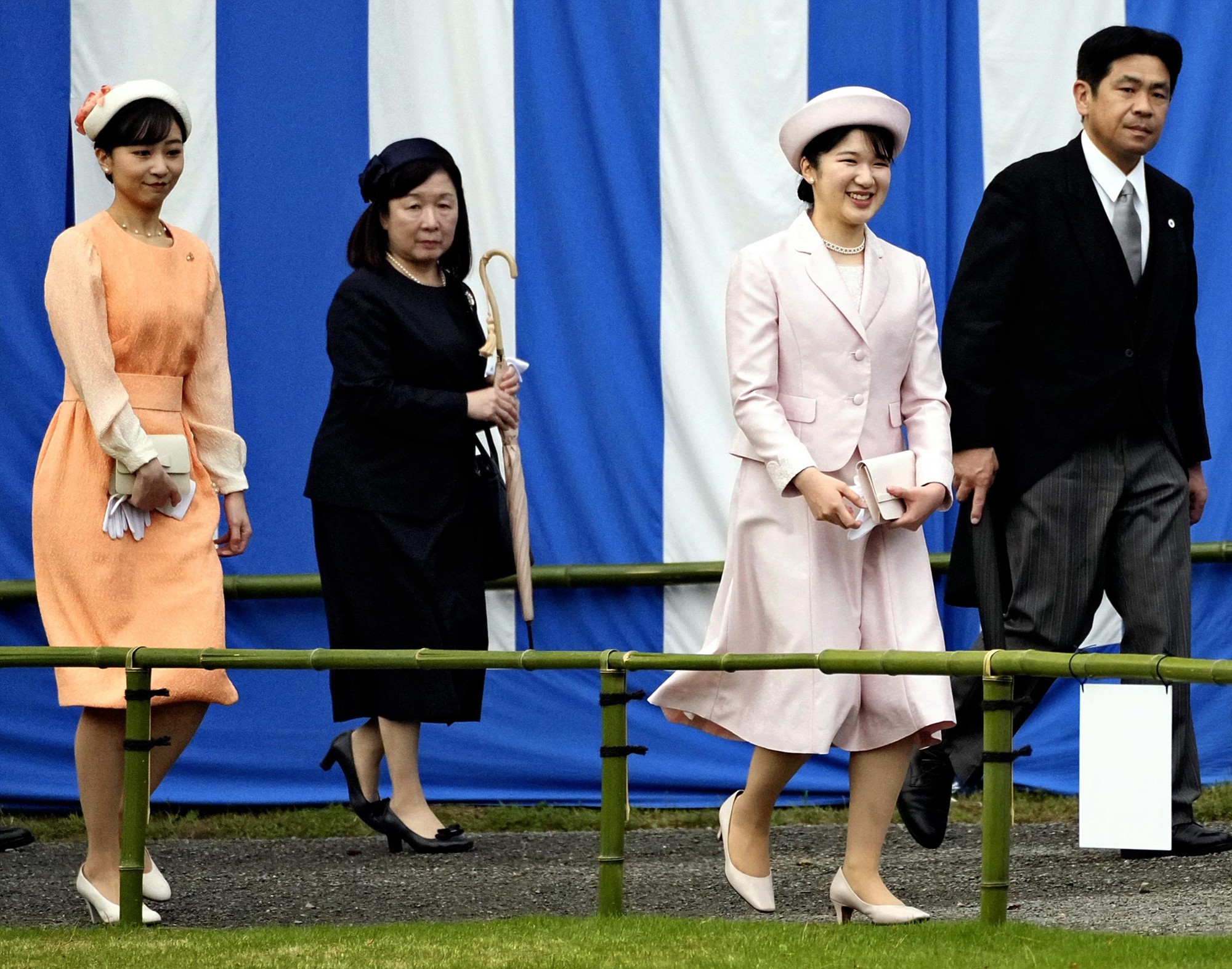 Hoàng gia Nhật Bản tổ chức tiệc mùa xuân: Hai công chúa tươi vui rạng rỡ chiếm trọn spotlight giữa sự kiện 1.400 người- Ảnh 4.