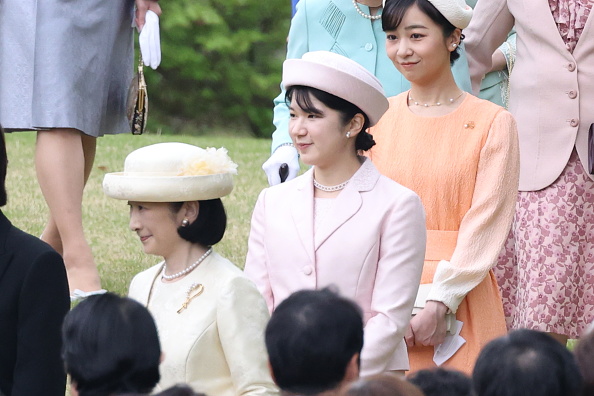 Hoàng gia Nhật Bản tổ chức tiệc mùa xuân: Hai công chúa tươi vui rạng rỡ chiếm trọn spotlight giữa sự kiện 1.400 người- Ảnh 5.