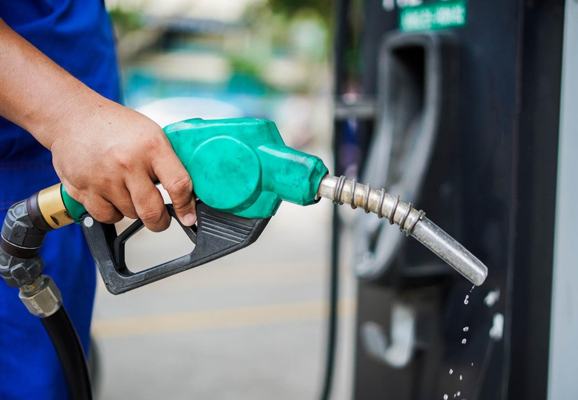 Giá xăng dầu cùng giảm, RON 95 mất mốc 25.000 đồng/lít- Ảnh 1.