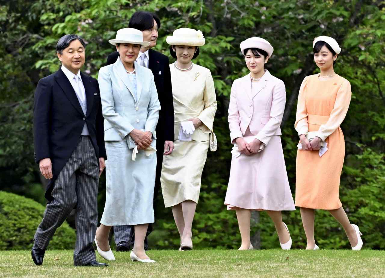 Hoàng gia Nhật Bản tổ chức tiệc mùa xuân: Hai công chúa tươi vui rạng rỡ chiếm trọn spotlight giữa sự kiện 1.400 người- Ảnh 2.