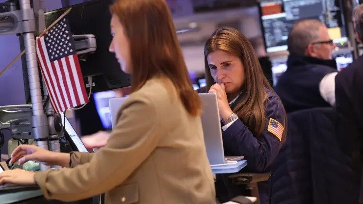 Chứng khoán Mỹ chìm trong sắc đỏ, Dow Jones có lúc giảm gần 700 điểm khi GDP quý 1 của Mỹ kém xa kỳ vọng- Ảnh 1.