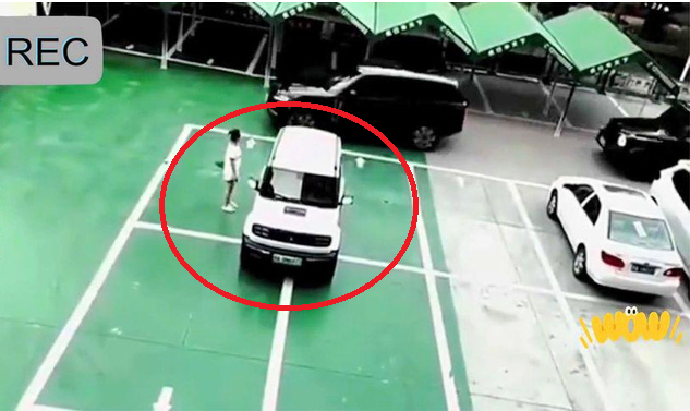 Ngang ngược đỗ giữa 4 lốt để xe, nữ tài xế chết lặng với cảnh tượng này: Camera hé lộ toàn bộ diễn biến!- Ảnh 1.