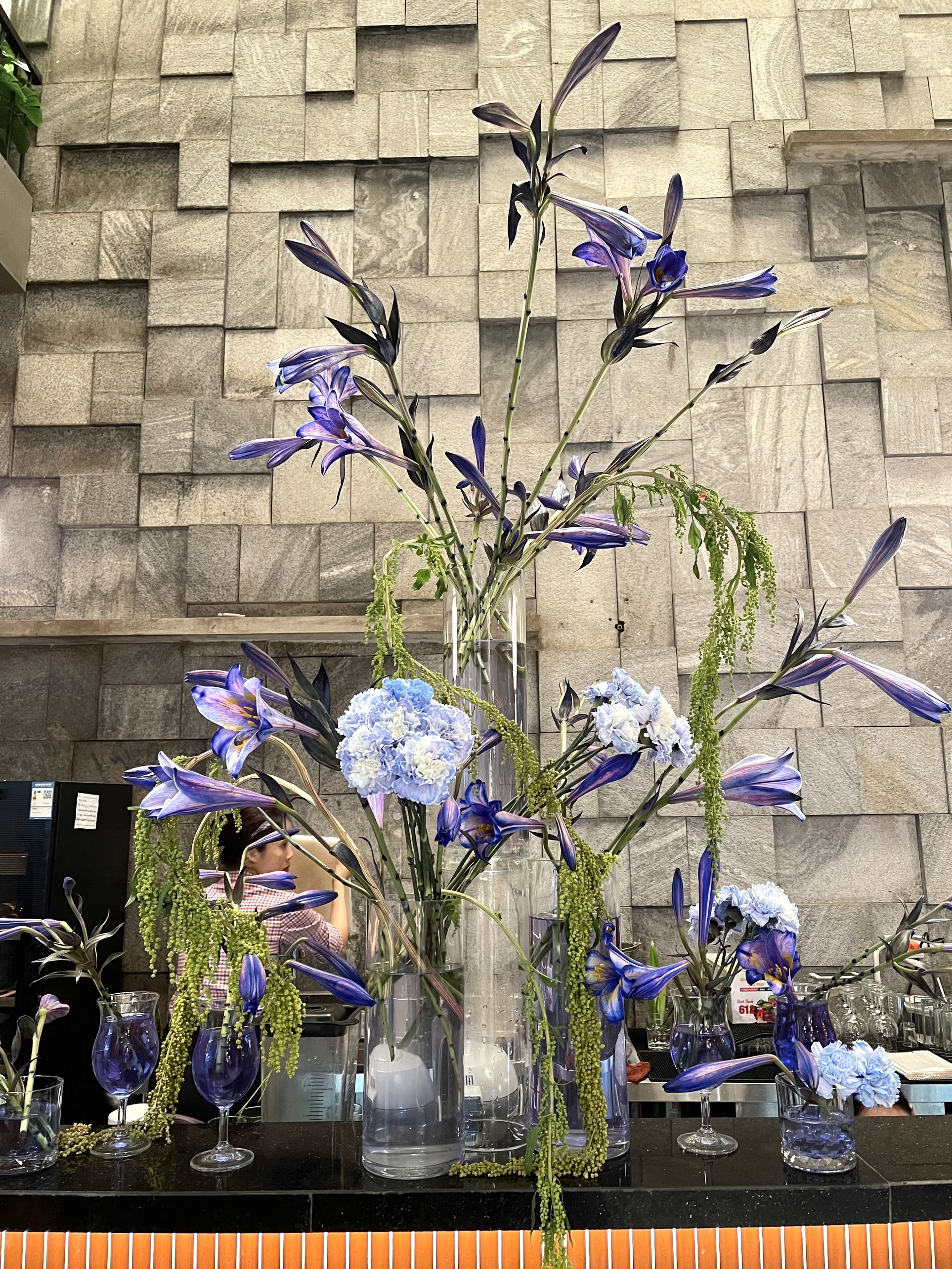 Dịp lễ 30/4 chẳng cần đi xa vẫn có cả 'rừng hoa' giữa thủ đô để check-in: Đủ hoa tươi từ Đà Lạt đến Nhật Bản, người đứng sau là NTK có tiếng- Ảnh 11.