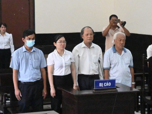 Chủ động nộp lại tiền 'hoa hồng' của Cty Việt Á, cựu Giám đốc CDC Tiền Giang được miễn hình phạt- Ảnh 1.