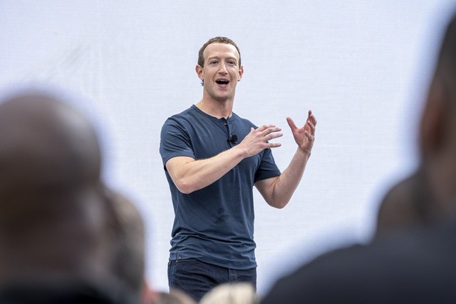 Giấc mơ AI xa vời thổi bay 200 tỷ USD vốn hóa Meta: Dự báo chi tiêu 2024 tăng lên 40 tỷ USD, Mark Zuckerberg hứa 'rồi sẽ kiếm được tiền' nhưng nhà đầu tư vẫn sợ- Ảnh 1.