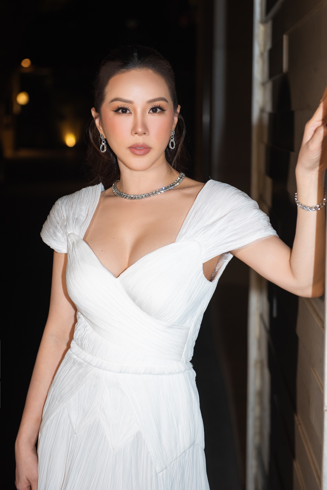 Nhan sắc gợi cảm tuổi U50 của "Hoa hậu thơm nhất showbiz Việt", sống giàu sang trong dinh thự như lâu đài