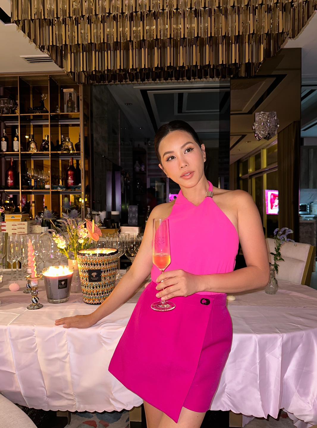 Nhan sắc gợi cảm tuổi U50 của "Hoa hậu thơm nhất showbiz Việt", sống giàu sang trong dinh thự như lâu đài