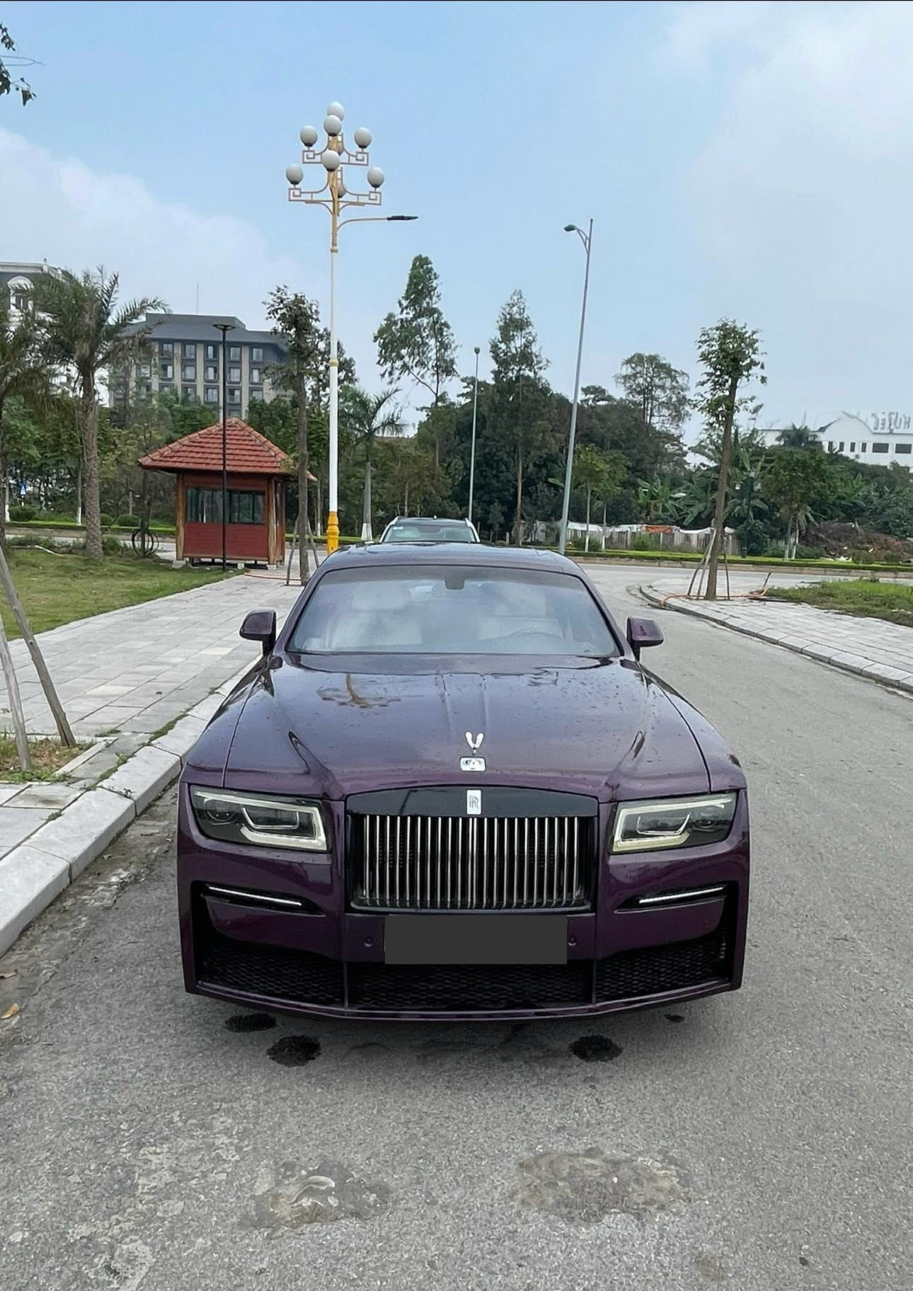 Rolls-Royce Ghost 11 năm tuổi độ kit như bản 2024: Rao bán 10 tỷ đồng nhưng có điểm dễ khiến khách đặt câu hỏi- Ảnh 2.