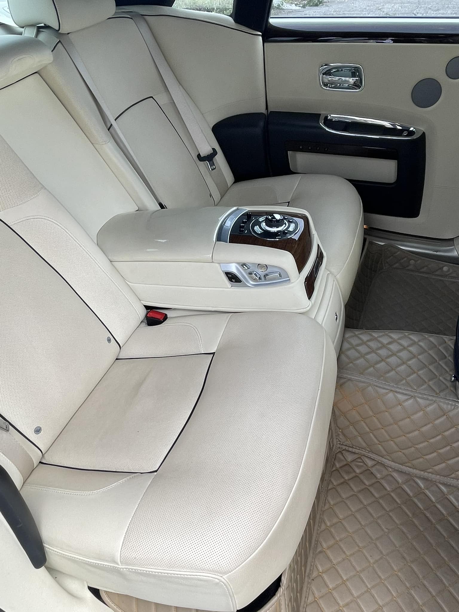 Rolls-Royce Ghost 11 năm tuổi độ kit như bản 2024: Rao bán 10 tỷ đồng nhưng có điểm dễ khiến khách đặt câu hỏi- Ảnh 10.