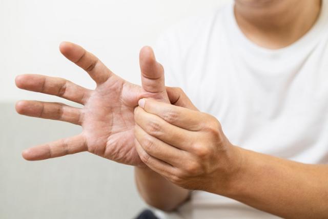 3 điểm bất thường trên ngón tay “báo hiệu” nguy cơ nhồi máu não bất kỳ lúc nào, người bị cao huyết áp đặc biệt cần chú ý- Ảnh 2.