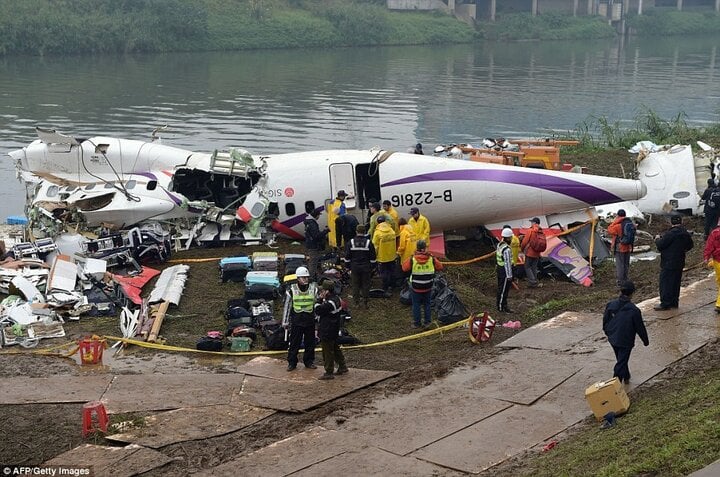 Phi công cho con 15 tuổi cầm lái, máy bay gặp nạn khiến 75 người thiệt mạng- Ảnh 2.