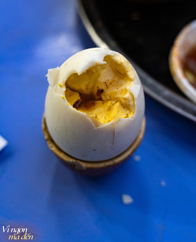 Bán hột vịt lộn mua được nhà: Cửa tiệm mỗi ngày bán hơn 1.000 trứng, bí quyết từ việc luộc bằng nước dừa và làm muối tiêu xay nhuyễn 