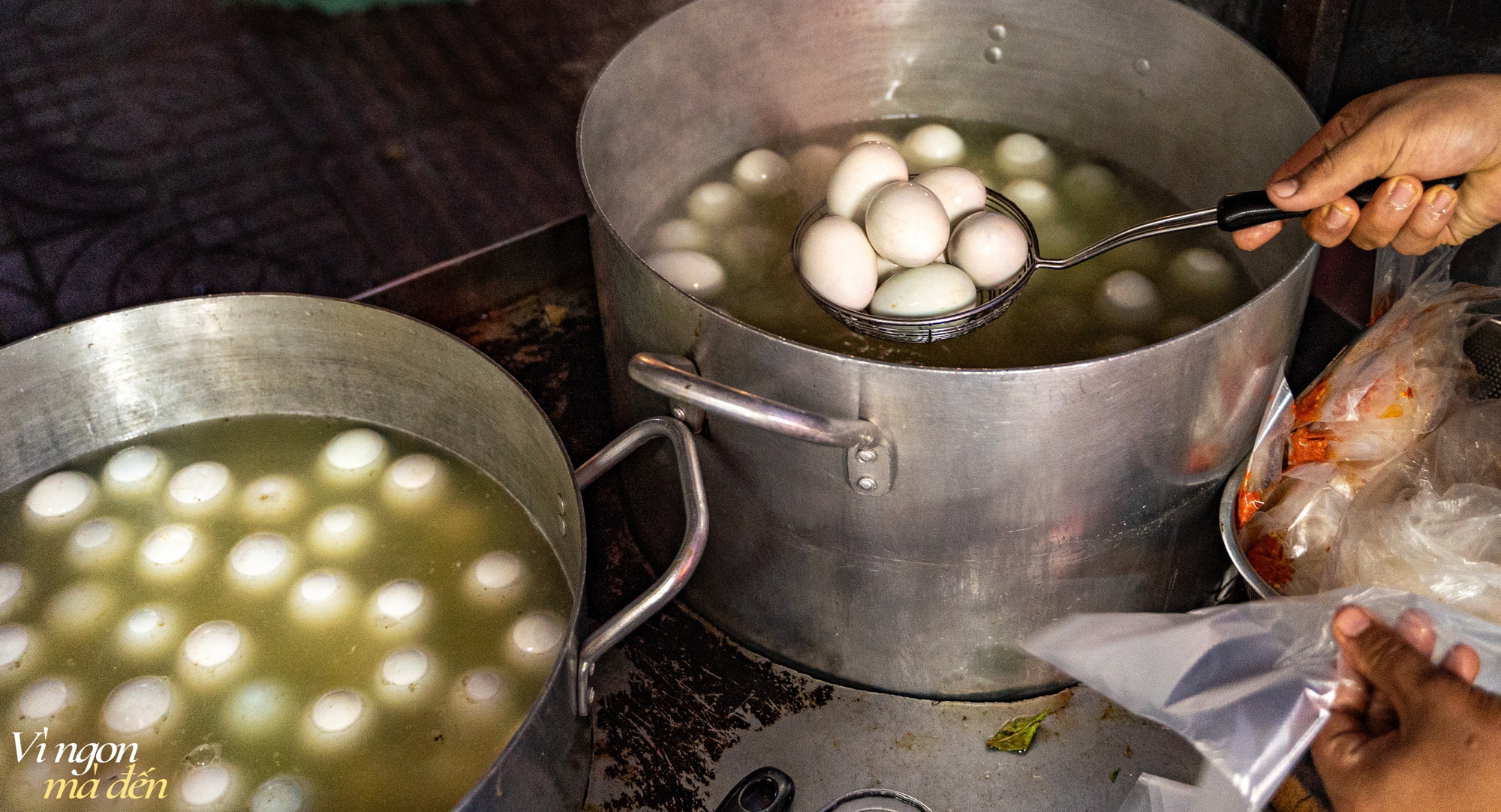 Bán hột vịt lộn mua được nhà: Cửa tiệm mỗi ngày bán hơn 1.000 trứng, bí quyết từ việc luộc bằng nước dừa và làm muối tiêu xay nhuyễn 