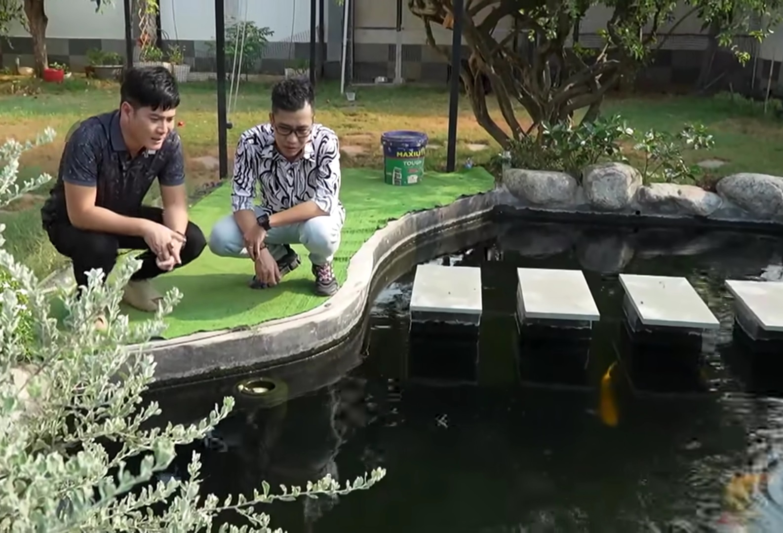 Từ Mỹ về Việt Nam, một nam ca sĩ xây biệt phủ như resort, nuôi cả công, cá Koi- Ảnh 3.