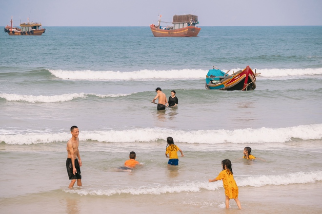 Một bãi biển cát trắng hoang sơ chỉ cách trung tâm 7km, được dự đoán là 