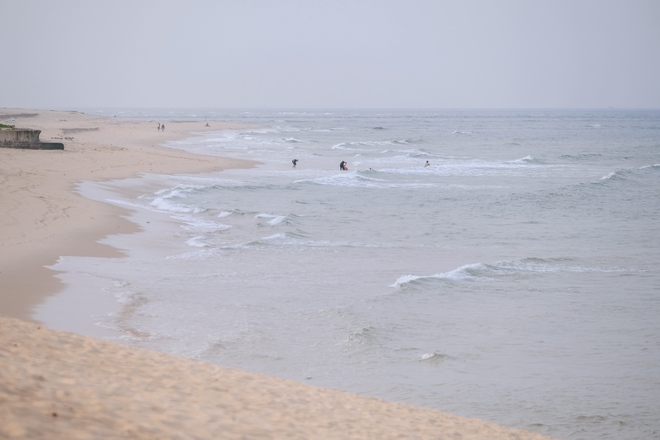 Một bãi biển cát trắng hoang sơ chỉ cách trung tâm 7km, được dự đoán là 