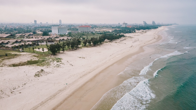 Một bãi biển cát trắng hoang sơ chỉ cách trung tâm 7km, được dự đoán là 