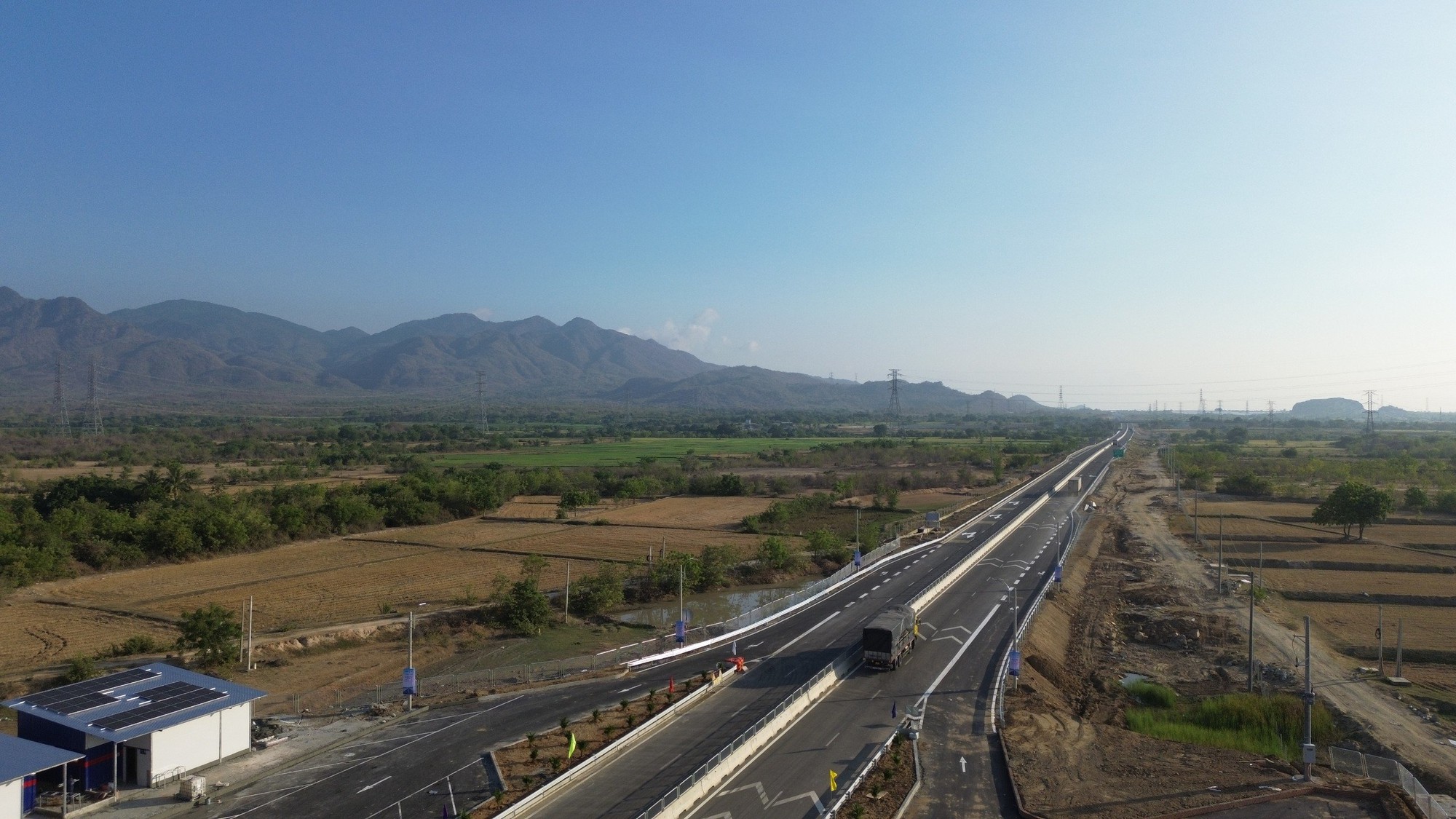 Hình ảnh cao tốc Cam Lâm - Vĩnh Hảo ngày đầu thông tuyến- Ảnh 1.