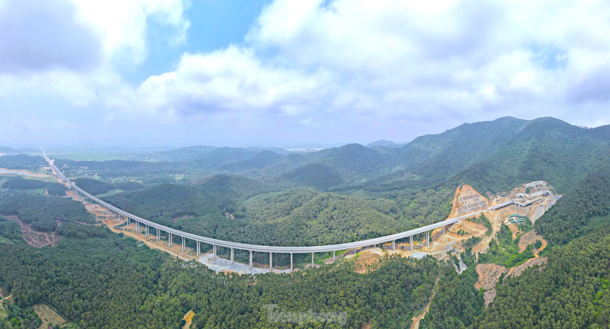 Toàn cảnh 30 km cao tốc Diễn Châu - Bãi Vọt trước ngày thông xe- Ảnh 1.