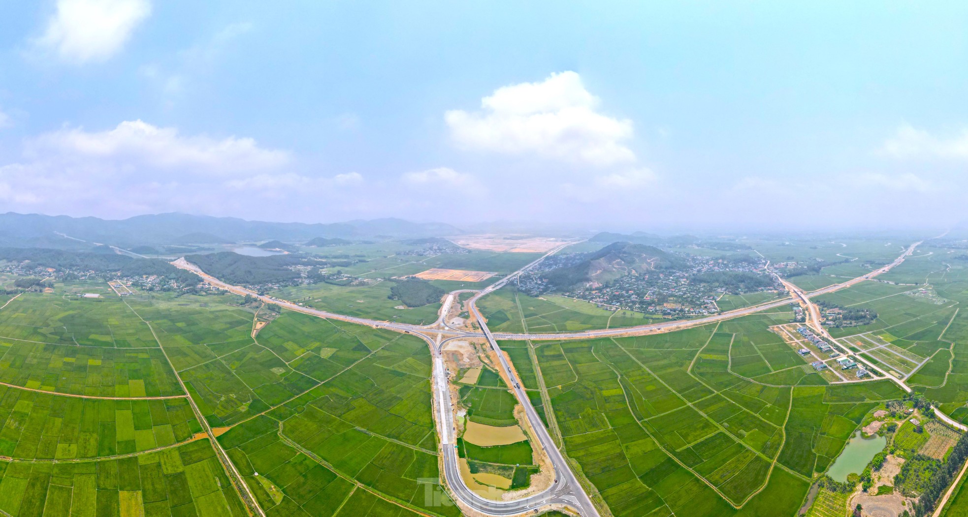 Toàn cảnh 30 km cao tốc Diễn Châu - Bãi Vọt trước ngày thông xe- Ảnh 16.